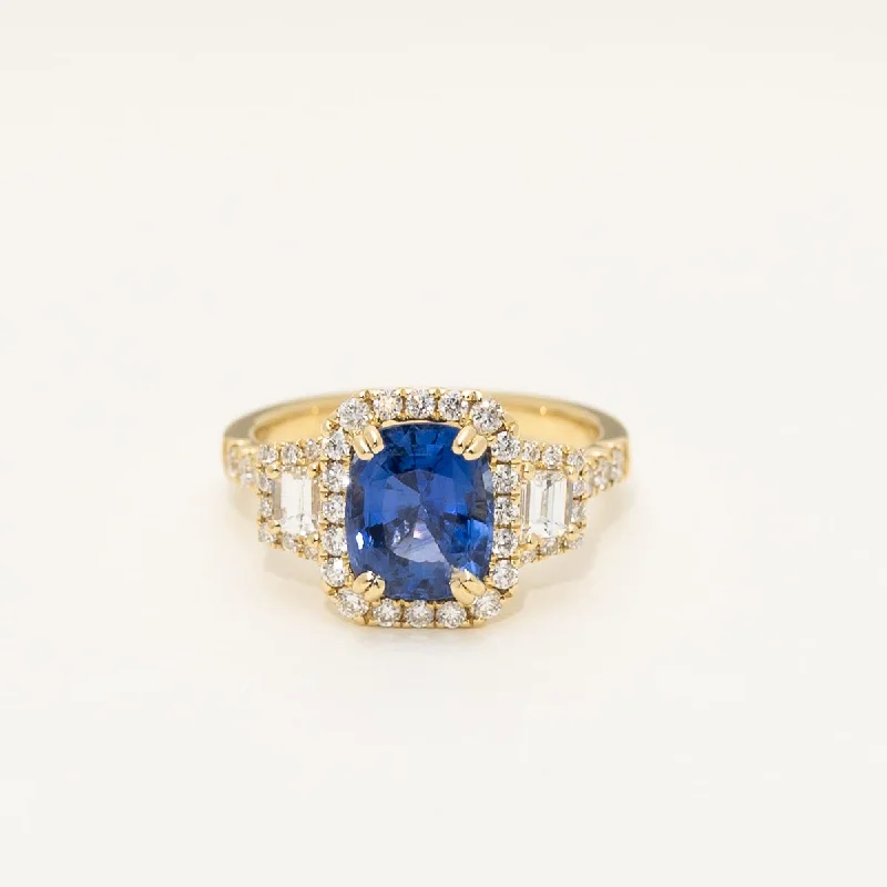 Cushion Sapphire Ring in 18kt Yellow Gold with Diamonds (7/8ct tw)