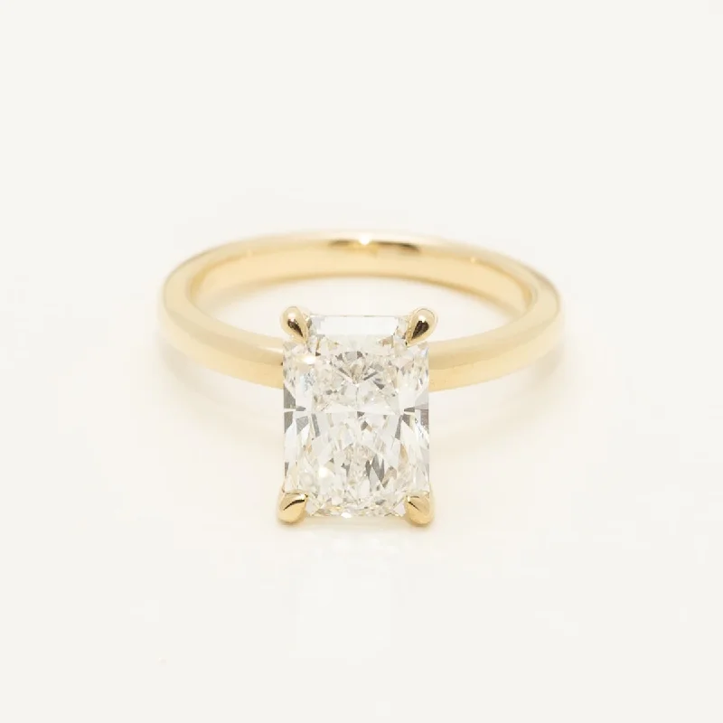 Lab Grown Radiant Cut Diamond Ring in 14kt Yellow Gold (3ct tw)