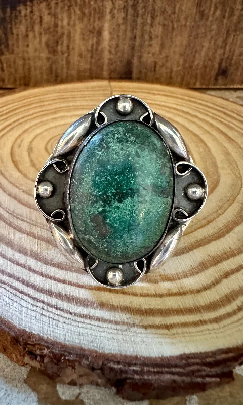 ORNATE VINTAGE BEAUTY Silver & Turquoise Ring Size • Size 6 1/4