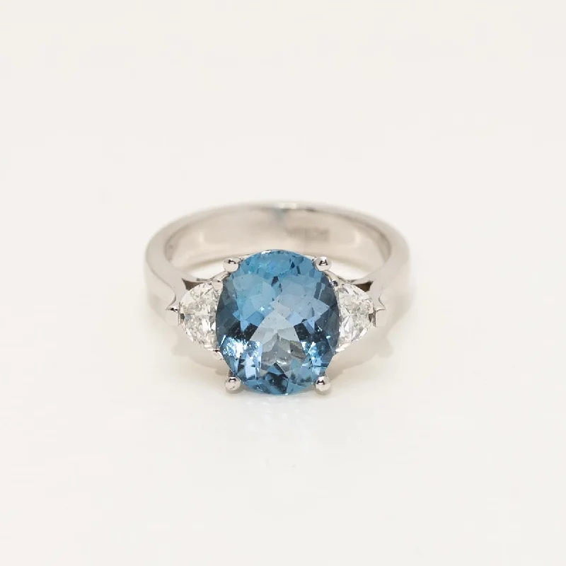 Oval Aquamarine Ring in 18kt White Gold with Diamonds (3/4ct tw)