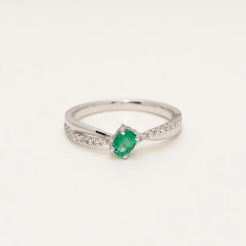 Oval Emerald Ring in 14kt White Gold with Diamonds (1/7ct tw)