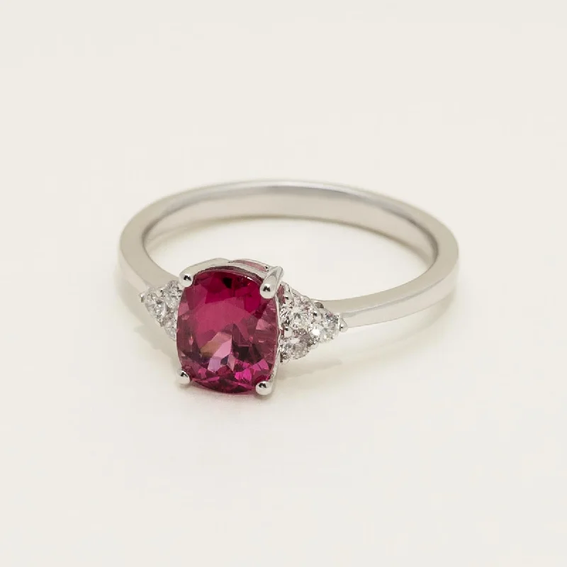 Oval Pink Tourmaline Ring in 18kt White Gold (1/7ct tw)